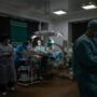 A war surgeon helps doctors in Ukraine