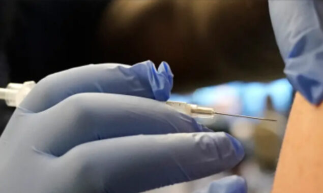 White House: citizens over 60 should get a second Covid vaccine booster