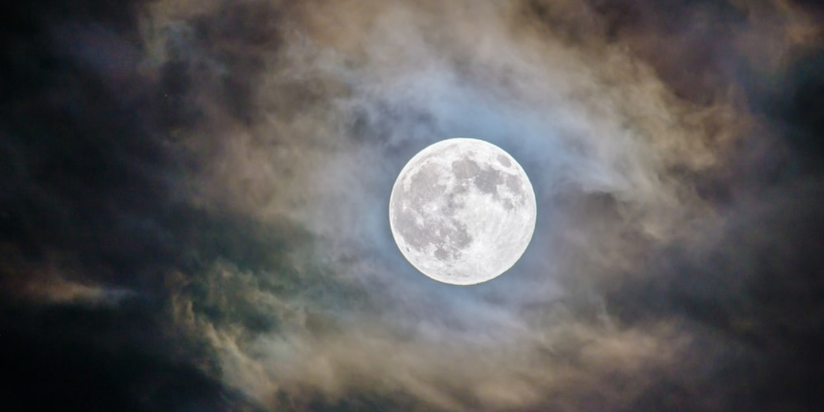 When will the April 2022 full moon fall?