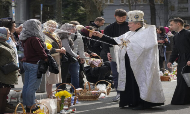 Ukraine marks Orthodox Easter with prayers for those trapped