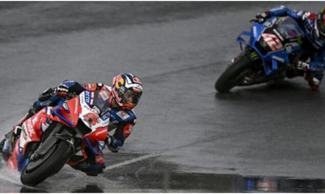 Zarco snatches Portuguese MotoGP pole in crash-hit qualifying