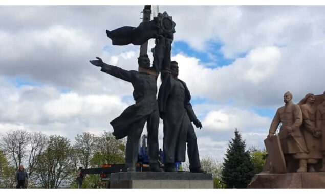 Kyiv razes Soviet monument to Ukraine-Russia friendship