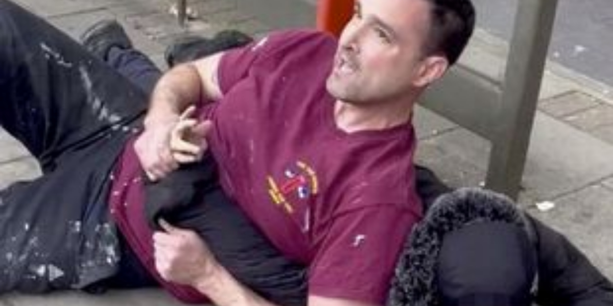 A brave off-duty cop tackles a youngster 'who threaten kids with knife'