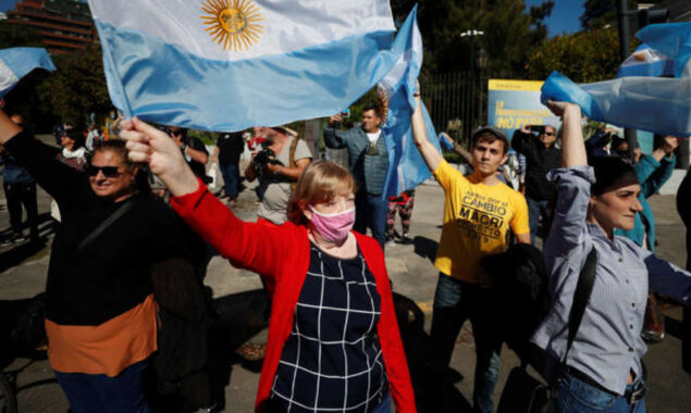 Thousands of farmers protest in Buenos Aires
