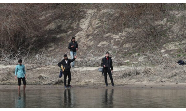 Greece accused of ignoring migrants stranded on border river