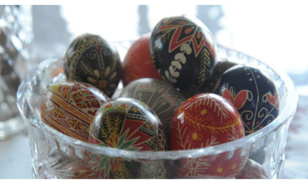 Displaced Ukrainians adorn Easter eggs for soldiers on the front