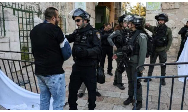 Palestinians were assaulted in a new Israeli raid on the Al-Aqsa mosque.