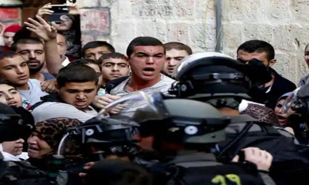 Palestinians clash with Israeli police in Jerusalem