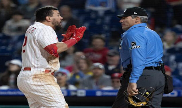 WATCH: How everyone reacted to Kyle Schwarber’s takedown of Angel Hernandez?