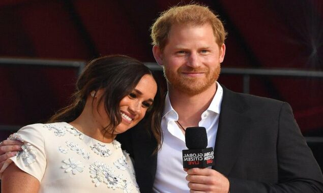 At the Invictus Games opening ceremony, Prince Harry and Meghan Markle put on a show of affection