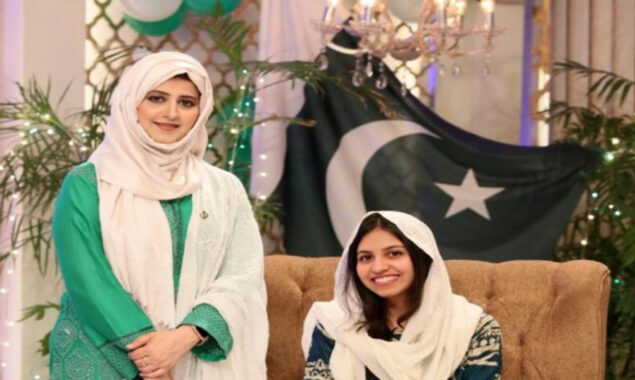 Syeda Bushra and her daughter Dua Amir were seen together hosting a show on 27th Ramadan