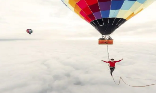 Man walks between two hot air balloons on a rope breaks a world record