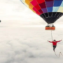Man walks between two hot air balloons on a rope breaks a world record