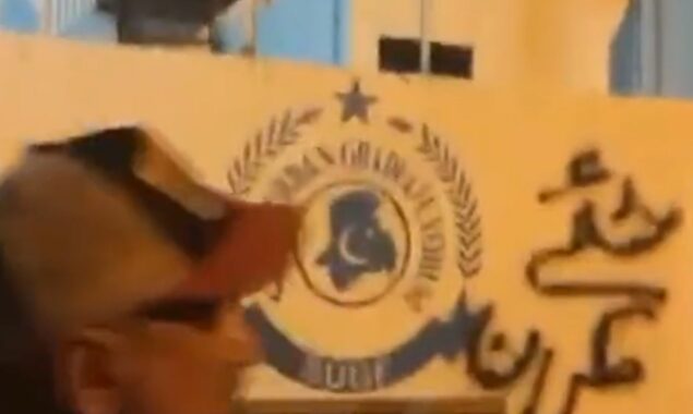 PTI activists try to barge into MQM-H headquarters