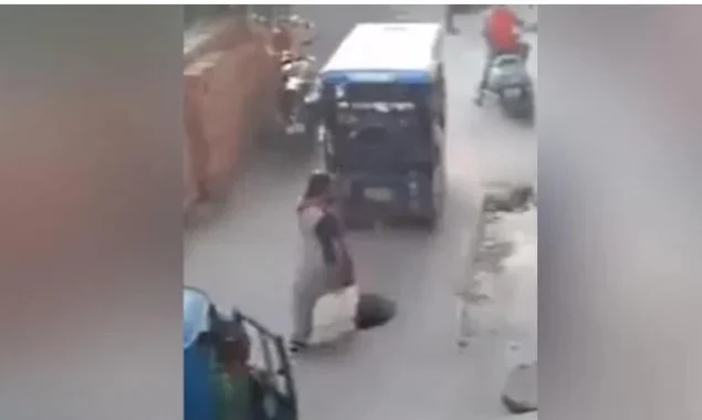  Viral video: A woman falls into a manhole while talking on her phone