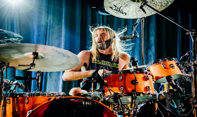Billie Eilish pays tribute to late Foo Fighters drummer Taylor Hawkins during her Grammy Awards performance