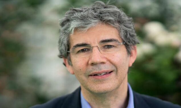 Surgeon in London talks through doctors in Ukraine for an operation via video