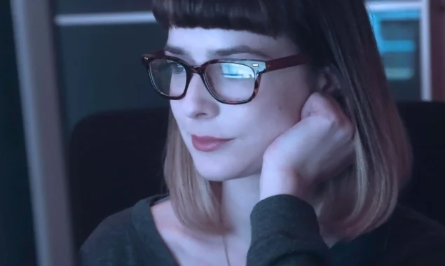 After discovering a secret folder on her fiancé’s computer, a woman cancels her wedding