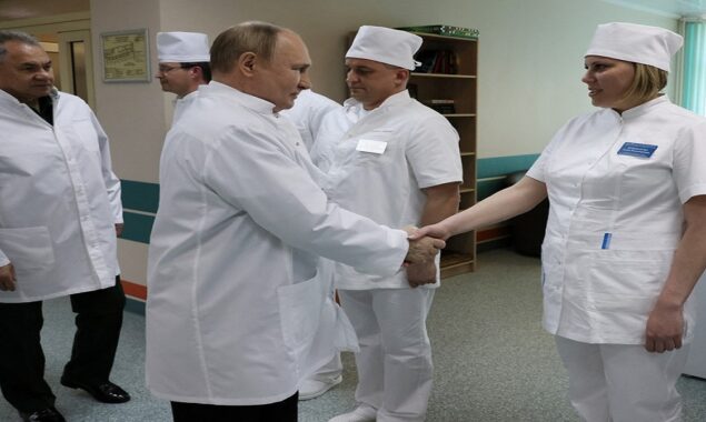 Putin visits wounded soldiers in Moscow