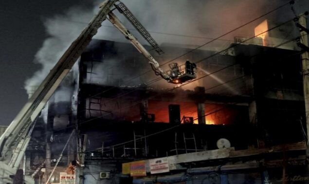 27 killed in fire in New Delhi