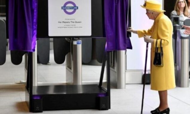 At the inaugural ceremony of the London railway route, Queen Elizabeth makes a surprise visit