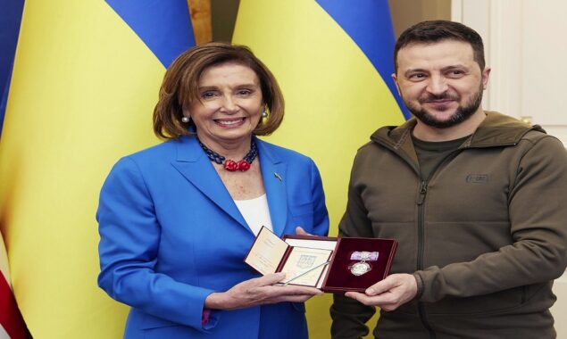Pelosi meets Zelensky and says “America stands with Ukraine”