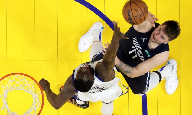 Warriors stun Mavs with 2-0 series lead