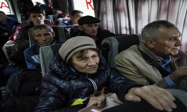 Hundreds of people evacuate, as Russia bombards Lyman
