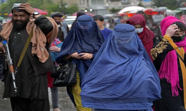 Afghan women ordered to wear fully covered Burqa by Taliban