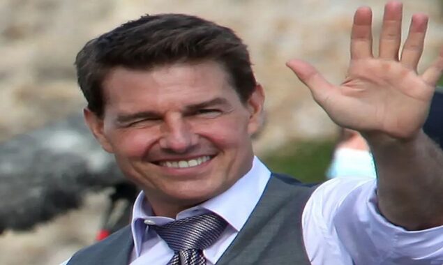 At the premiere of ‘Top Gun: Maverick,’ Tom Cruise saves a celebrity reporter