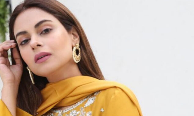 Amar Khan looks ravishing in yellow, See photos