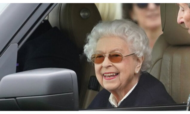 Queen visits horse show after health concerns