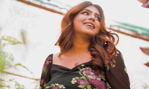 Anumta Qureshi flaunts pregnancy glow in recent stunning snaps