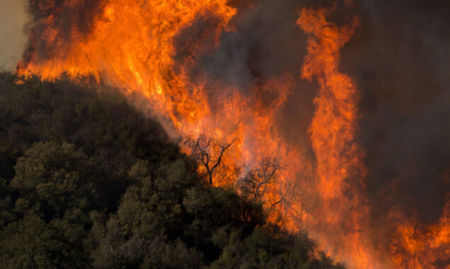 US southwest wildfire advances