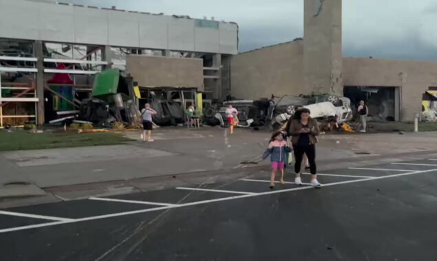 Kansas tornado inflicts heavy damage