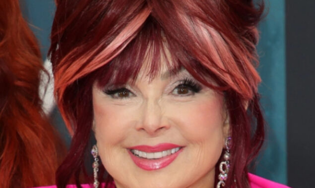 Carrie Underwood pays tribute to Naomi Judd