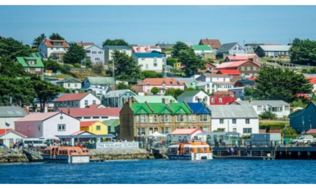 Queen transforms village into a city in face of Argentine antagonism