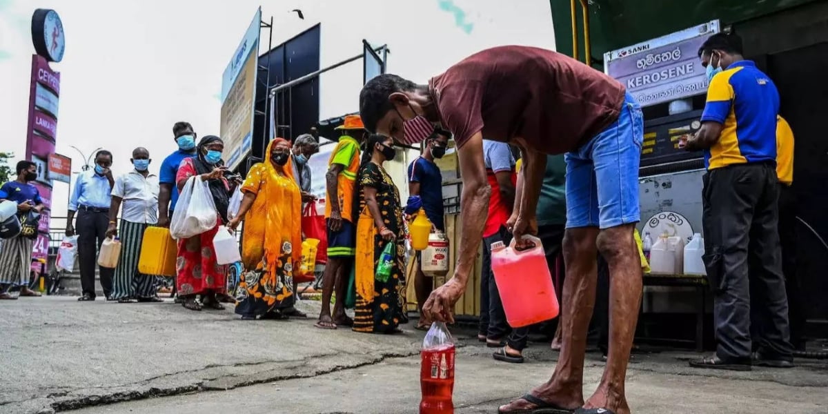 Thousands of people line for petrol and gas in Sri Lanka, despite food crisis warnings