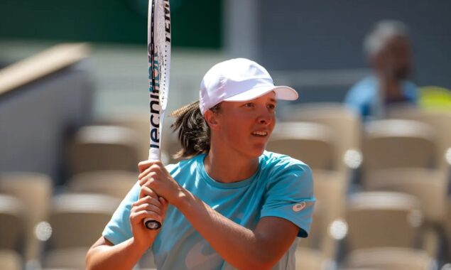 Iga Swiatek in race to claim second French Open title
