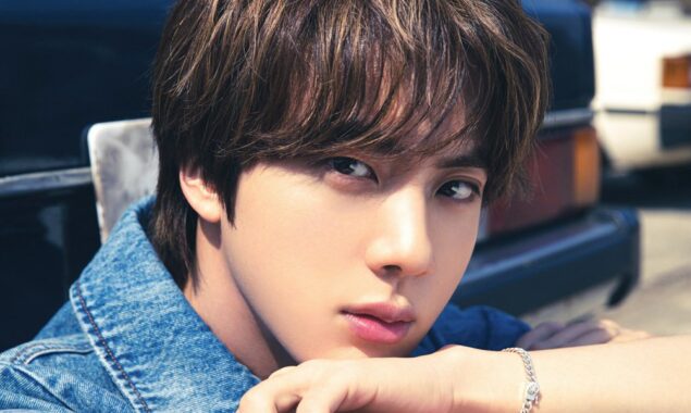 Jin of BTS shows off his cast-free hand after surgery