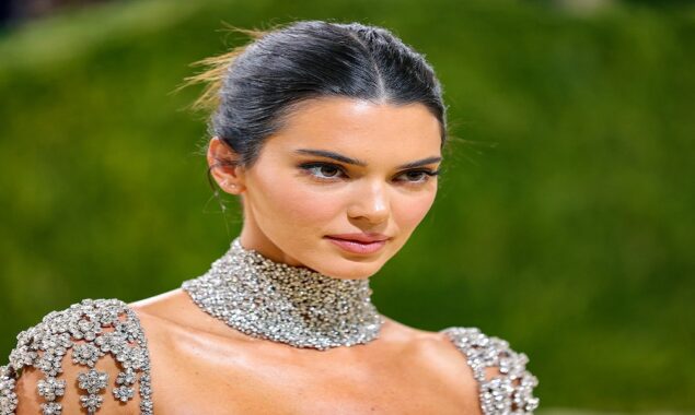 Kendall Jenner is once again ‘chopping a cucumber’! Photo