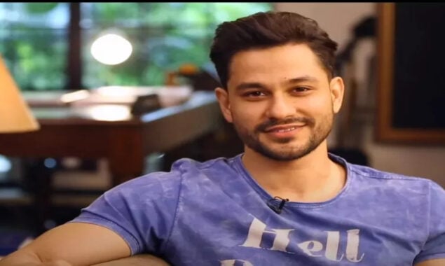 Kunal Kemmu celebrates his birthday on a plane