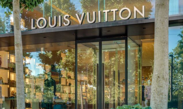 Suspects are being sought by Alabama police for allegedly stealing Louis Vuitton handbags from Belk department store