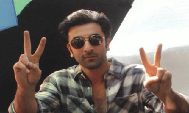 Ranbir Kapoor is seen entering Jackky Bhagnani’s house sporting his usual victory sign