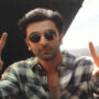 Ranbir Kapoor is seen entering Jackky Bhagnani’s house sporting his usual victory sign