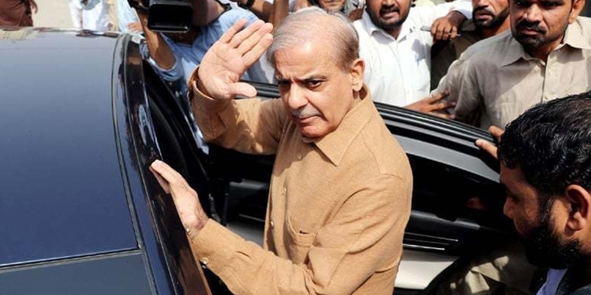 PM Shehbaz visits different areas in Lahore without protocol