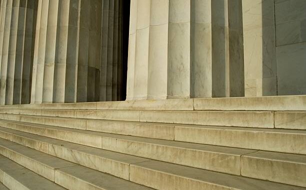 After Georgetown seniors leave broken bottles, the Lincoln Memorial shuts.