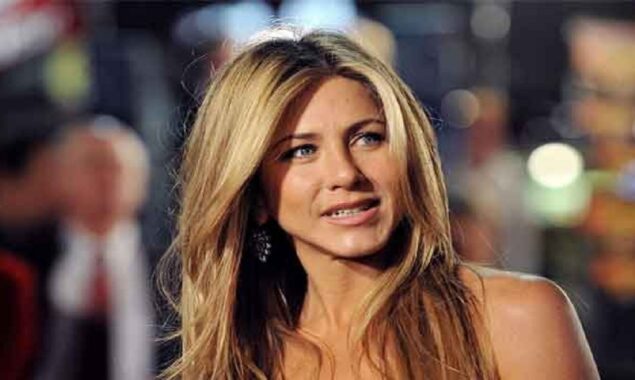 Jennifer Aniston jokes on Ellen that she went into “therapy” following her divorce from Brad Pitt