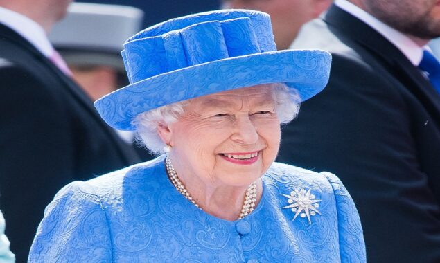 With her newest step, Queen Elizabeth allays public fears about her health