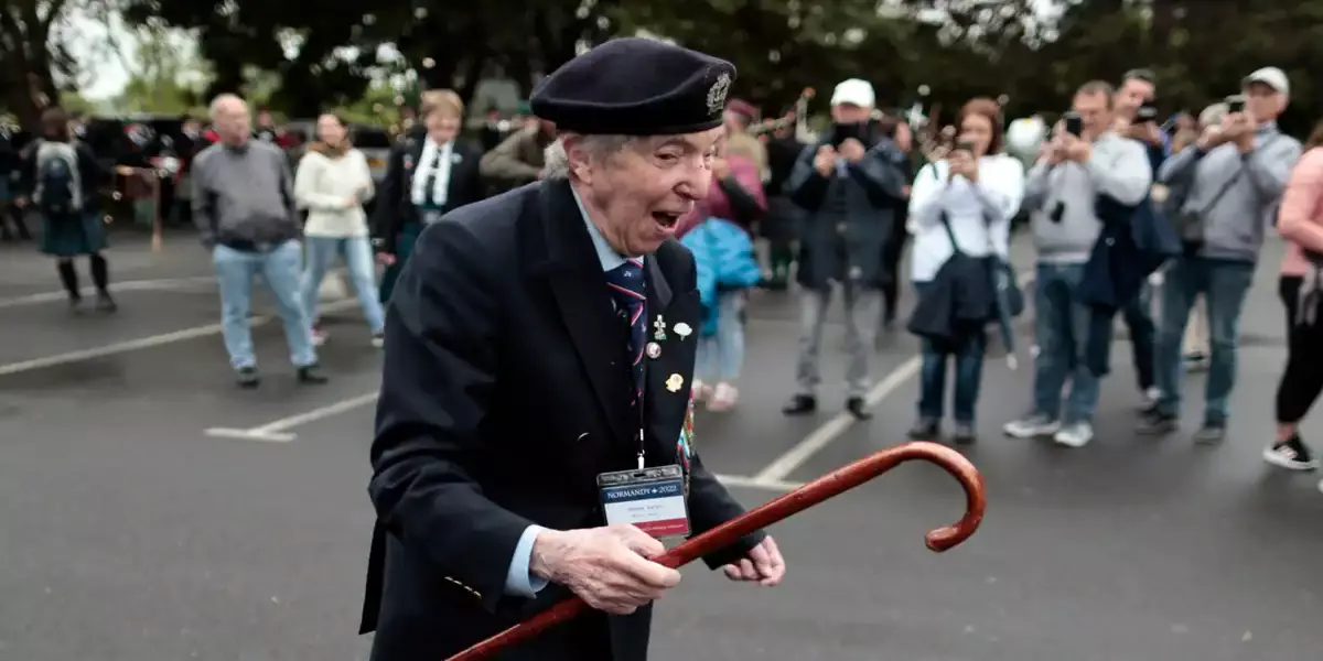 Crowds pay tribute to World War II veterans